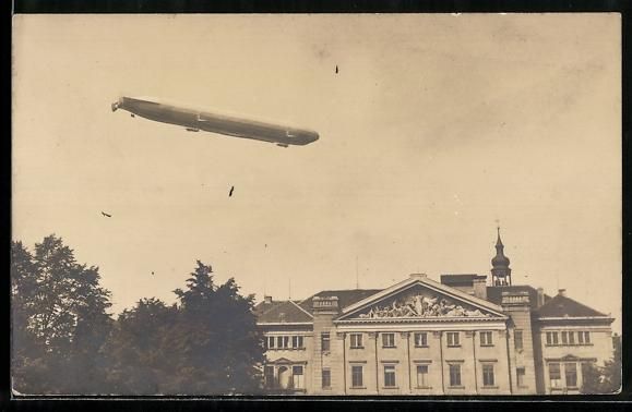 Cartoline postali: Foto-AK Bautzen, Zeppelin über der Stad – Usato da Berlin venduto da bartko-reher