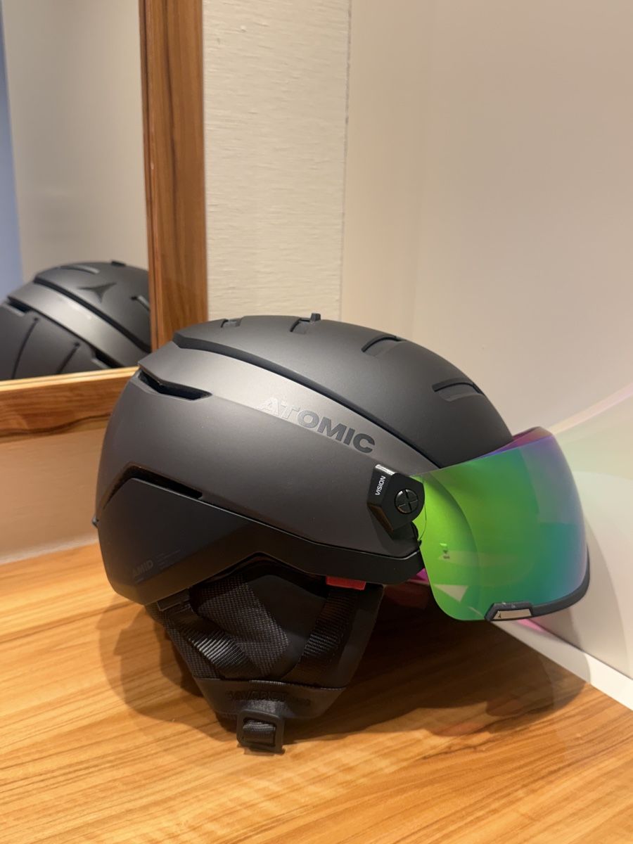 Atomic Caschi: ATOMIC Savor Amid Visor HD Skihelm, einmal getragen – Usato da Weggis venduto da kki_8959