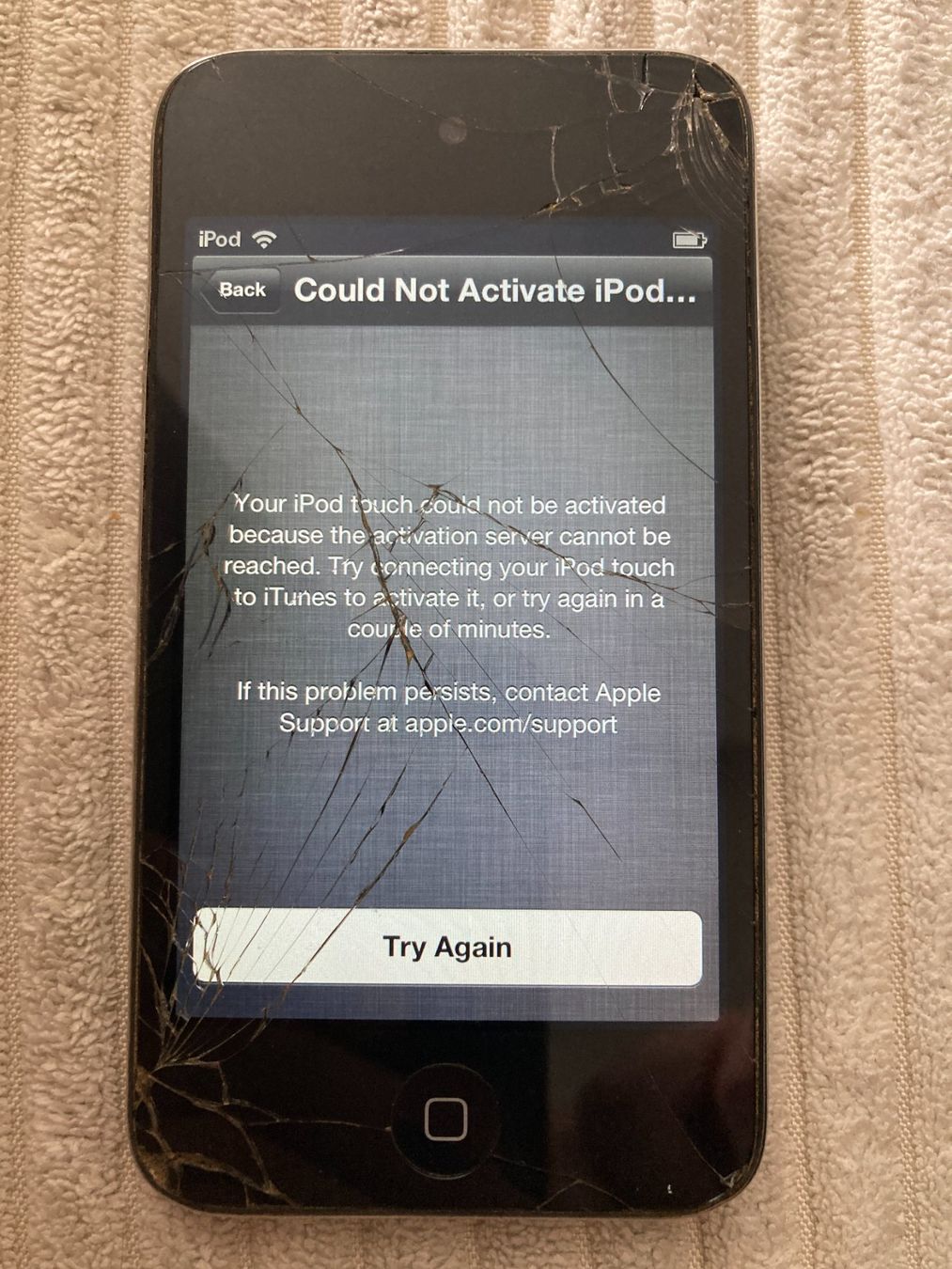 Apple Lettore multimediale portatile: iPod Touch 4ème Génération 8GB - Écran Cassé - À réparer – Usato da Delémont venduto da Nico2800