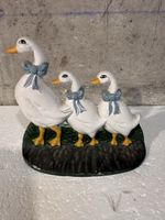 Déco jardin : Trois oies en fonte avec noeuds bleus!