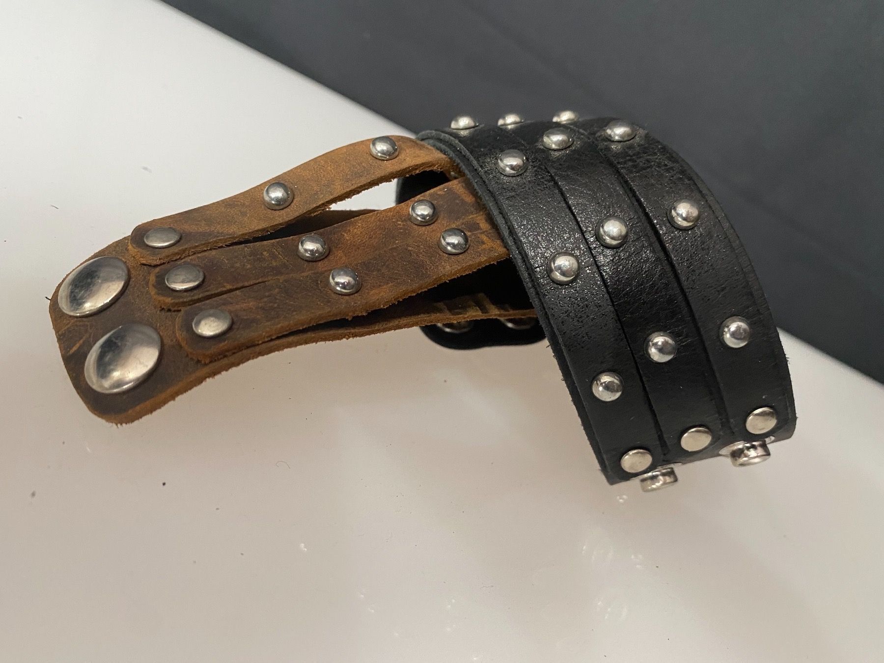 Bracciali & Braccialetti: Echt Leder ARMBand B 4cm mit Runden Nieten Braun Oder Schwar – Usato da Zürich venduto da stock4you 3
