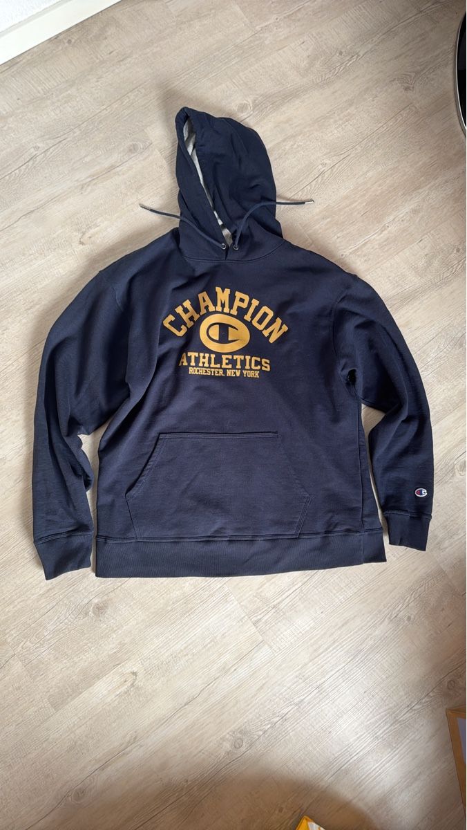 Champion Pullover & Sweatshirts: Champion Pullover mit Kapuze dunkelblau Grösse L – Gebraucht aus St. Gallen von Jak_h2hx