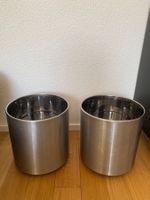 Metallblumentöpfe auf Rollen