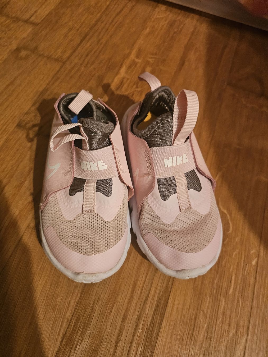 Scarpe per ragazze: Nike Kinder Turnschuhe rosa Grösse 26 gebraucht – Usato da Lohn-Ammannsegg venduto da Kiki1311