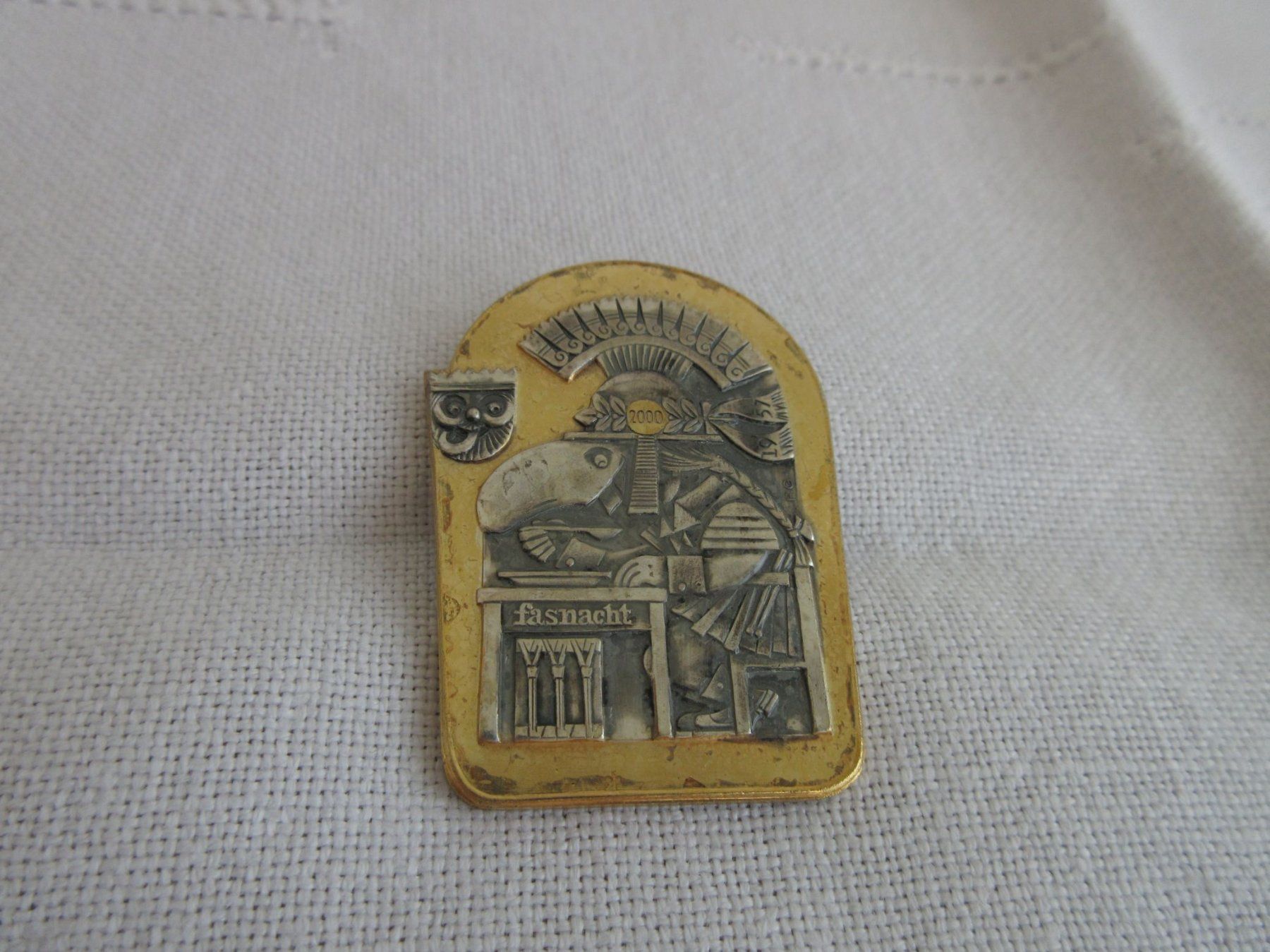 Plaketten & Abzeichen: Basler Fasnachts - Plakette 1957 – Gebraucht aus Binningen von tempipassati