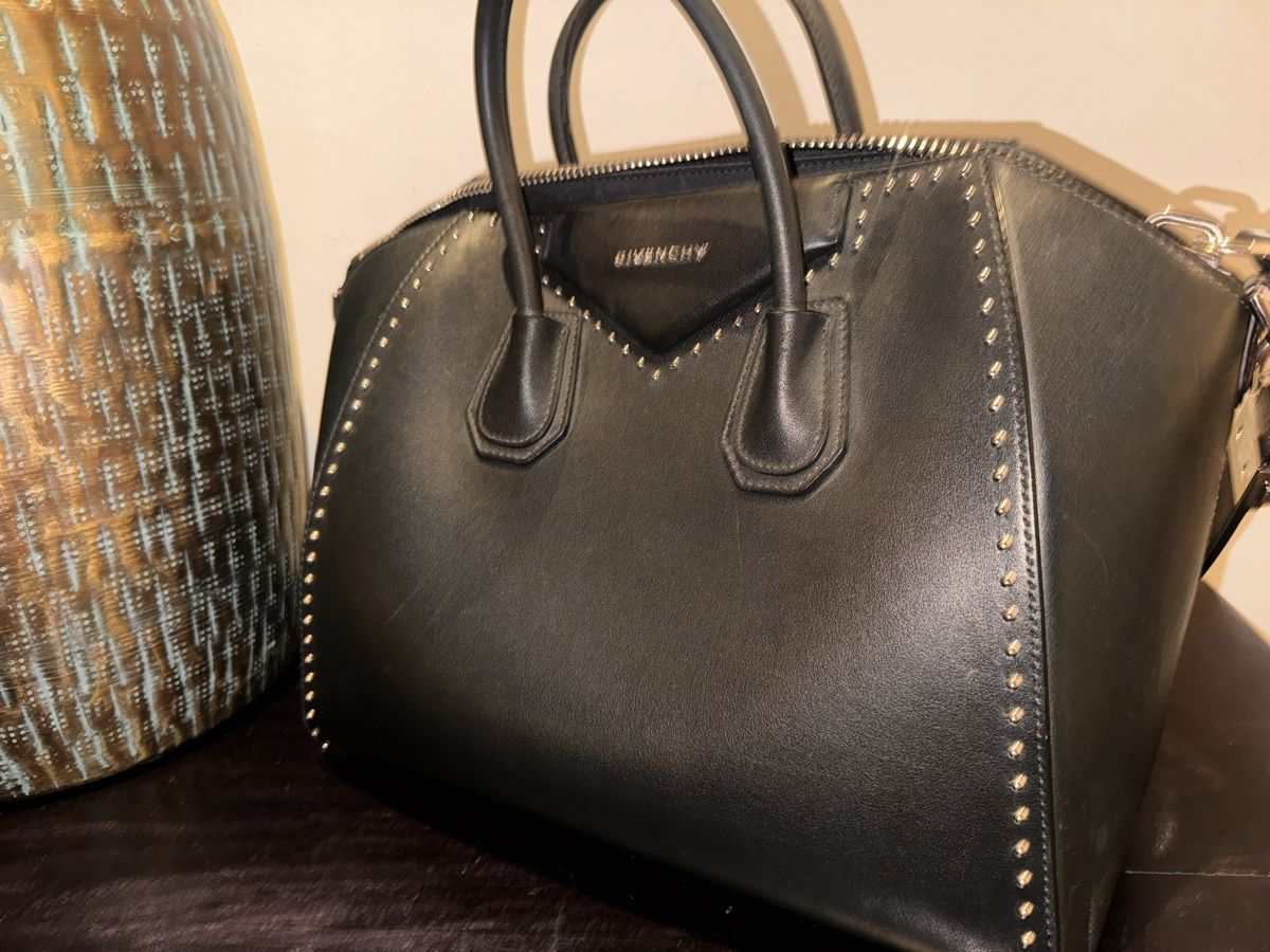 Taschen für Damen: Givenchy Handtasche Antigona Schwarz Nieten – Gebraucht aus Regensdorf von mery26 1
