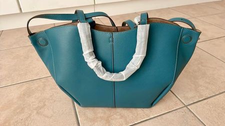 Vendo borsa in ecopelle molto particolare cn piccolo difetto