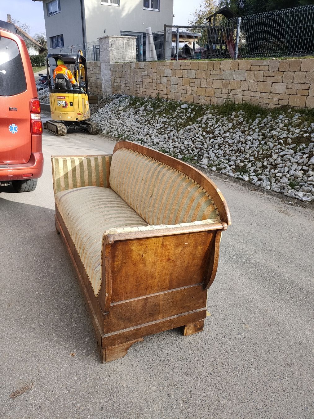 Sofas: canapé en bois de noyer – Gebraucht aus Vesin von Nicodeme 1