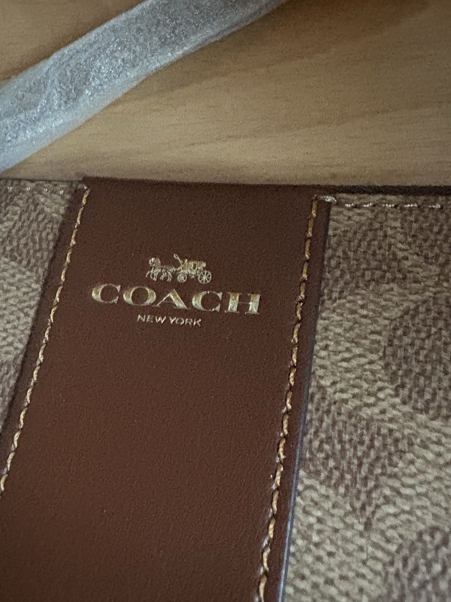 Coach Borse da donna: Coach Wristlet  braun mit Monogramm neu – Nuovo e nell'imballaggio originale da Schaan venduto da Filipipa 1