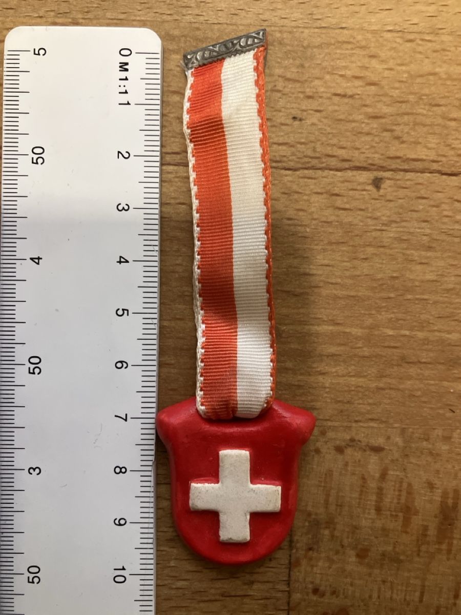 Medaglie: Schweizer Orden Anstecker Winterhilfe 1943/44  – Usato da Erlenbach im Simmental! venduto da Simmentaler-Perlen 1