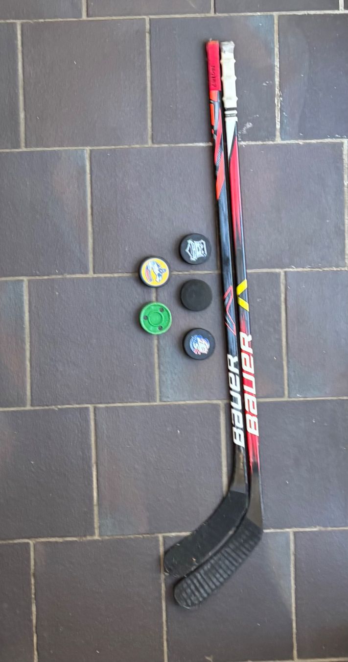Bauer Stöcke & Schaufeln: 2 Eishockeystöcke, 5 Pucks – Gebraucht aus Winterthur von niemim 1