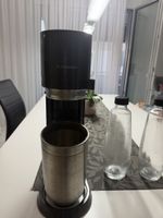 Wassersprudler SodaStream schwarz mit vier Flaschen