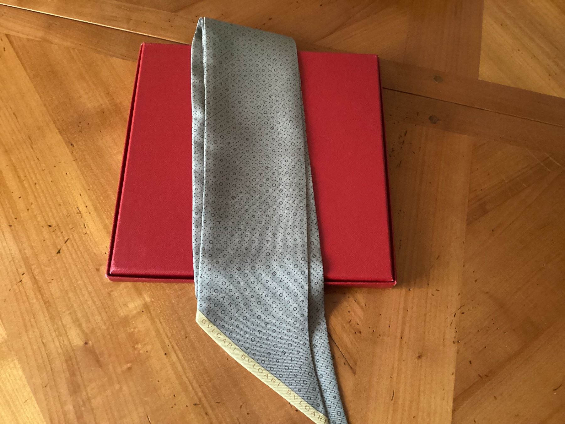 Bulgari Foulard & Sciarpe: BVLGARI – Nuovo (secondo la descrizione) da fribourg venduto da iris18