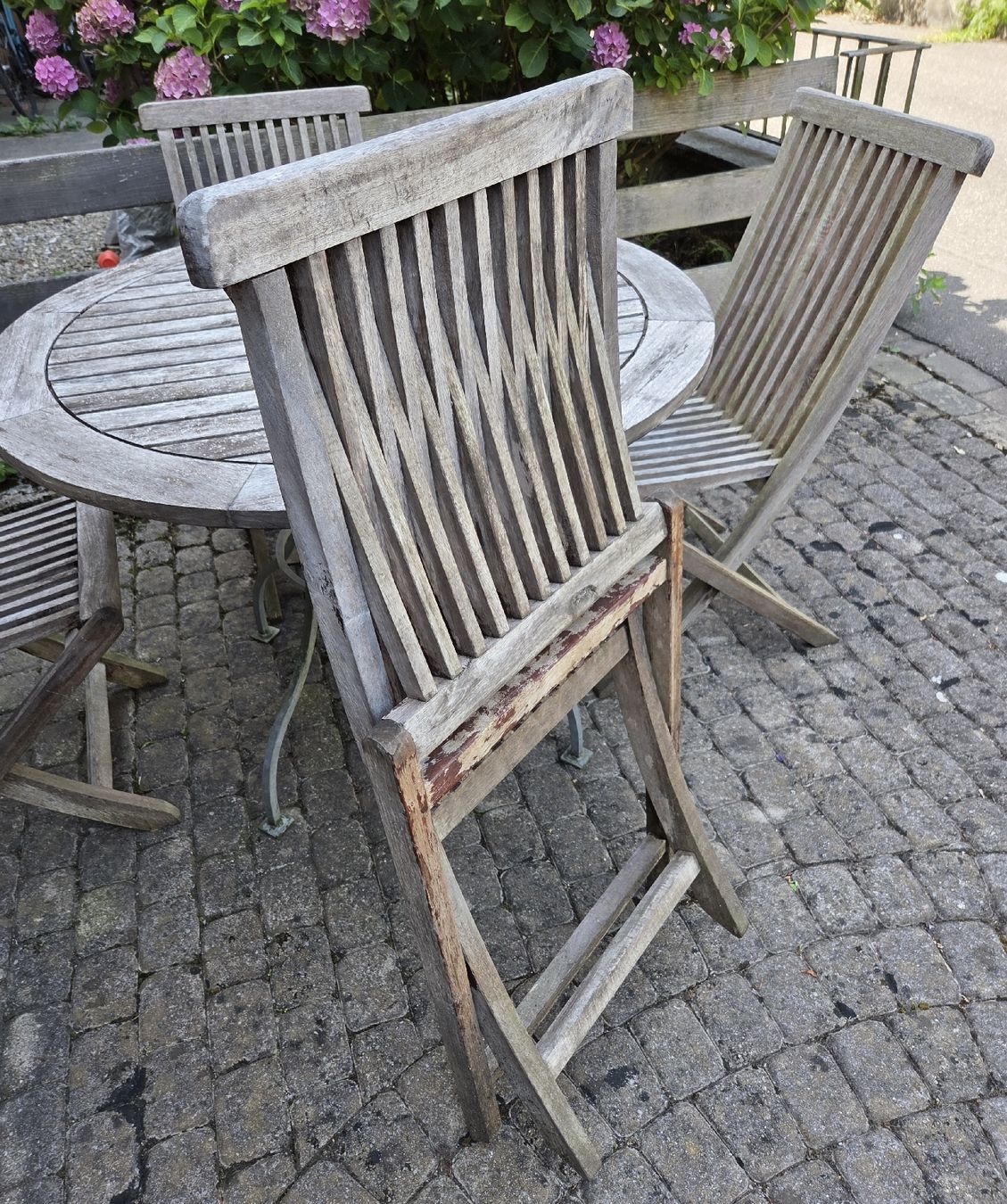 Tische: Teakholz Gartentisch mit 4 klappbaren Stühlen – Gebraucht aus Klingnau von Groofty69 6