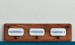 Antiker Handtuchhalter mit Beschriftungen auf Porzellan