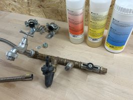 Reinigungsvorrichtung mit Zubehör und Reinigungsmittel