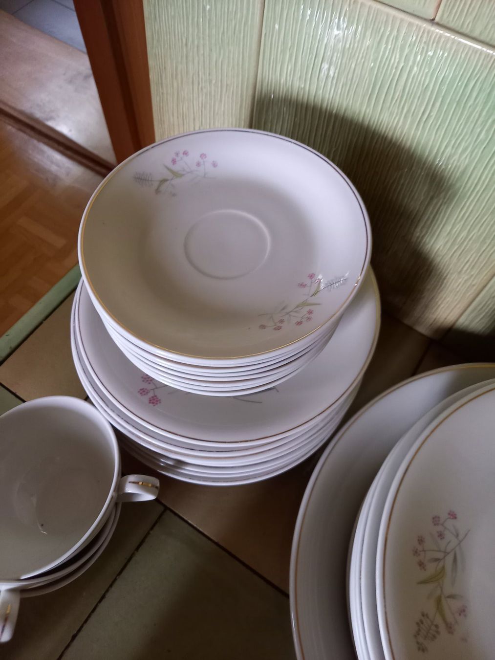 Geschirrsets: Essgeschirr Set mit Blumenmuster gebraucht – Gebraucht aus Schenkon von adano 1