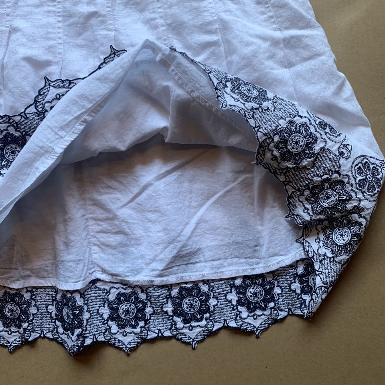 Jupes: Weißer, bestickter Leinenrock – D'occasion à Chalais par Decoarts.art 3