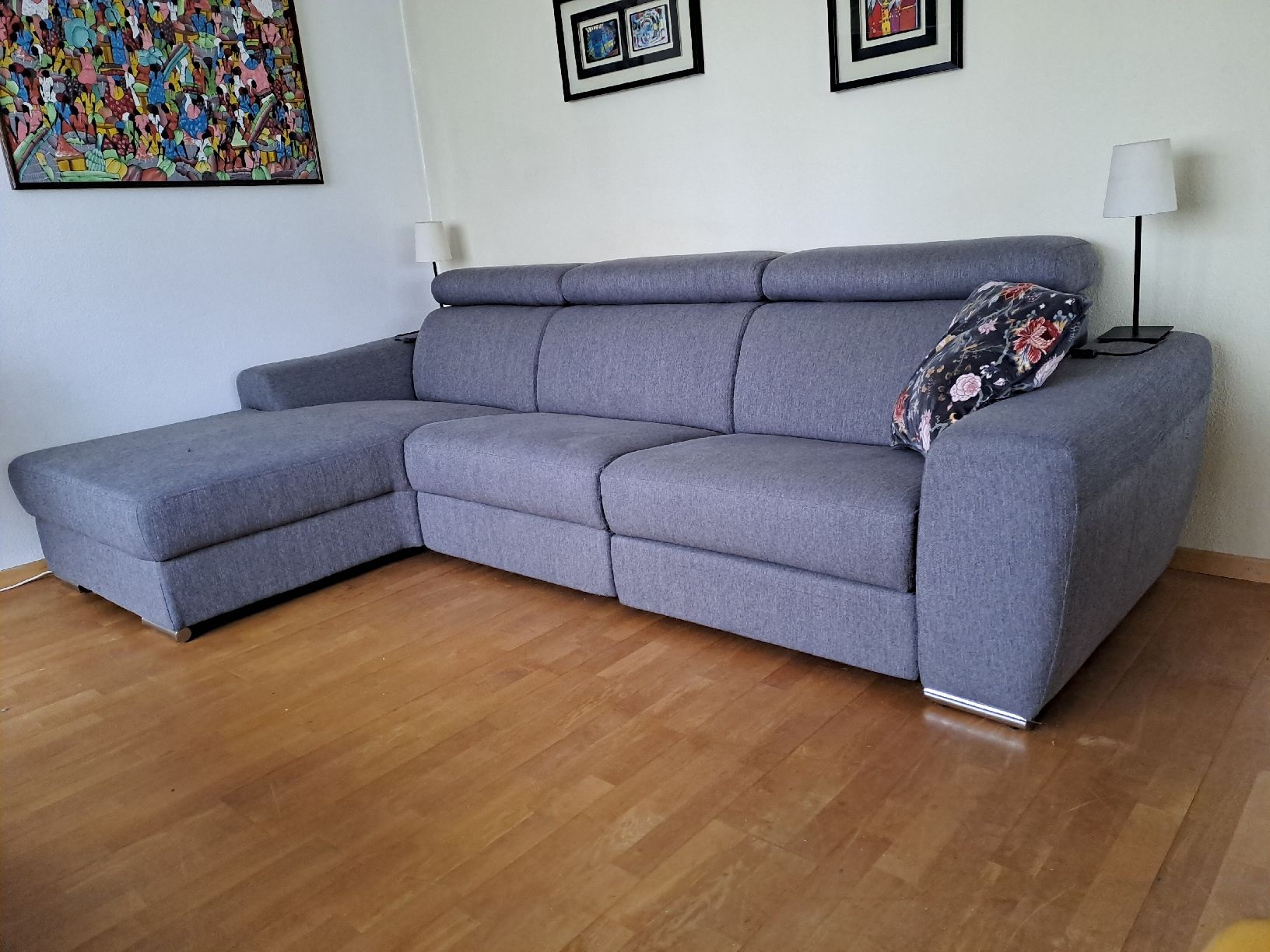 Livique Sofas: Stoff Sofa elektrisch – Gebraucht aus Rheinfelden von Ailasor
