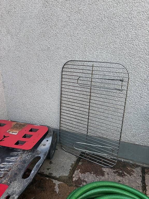 Griglie: BBQ mit Grillrost zu verschenken – Usato da Basel venduto da fed_5fks