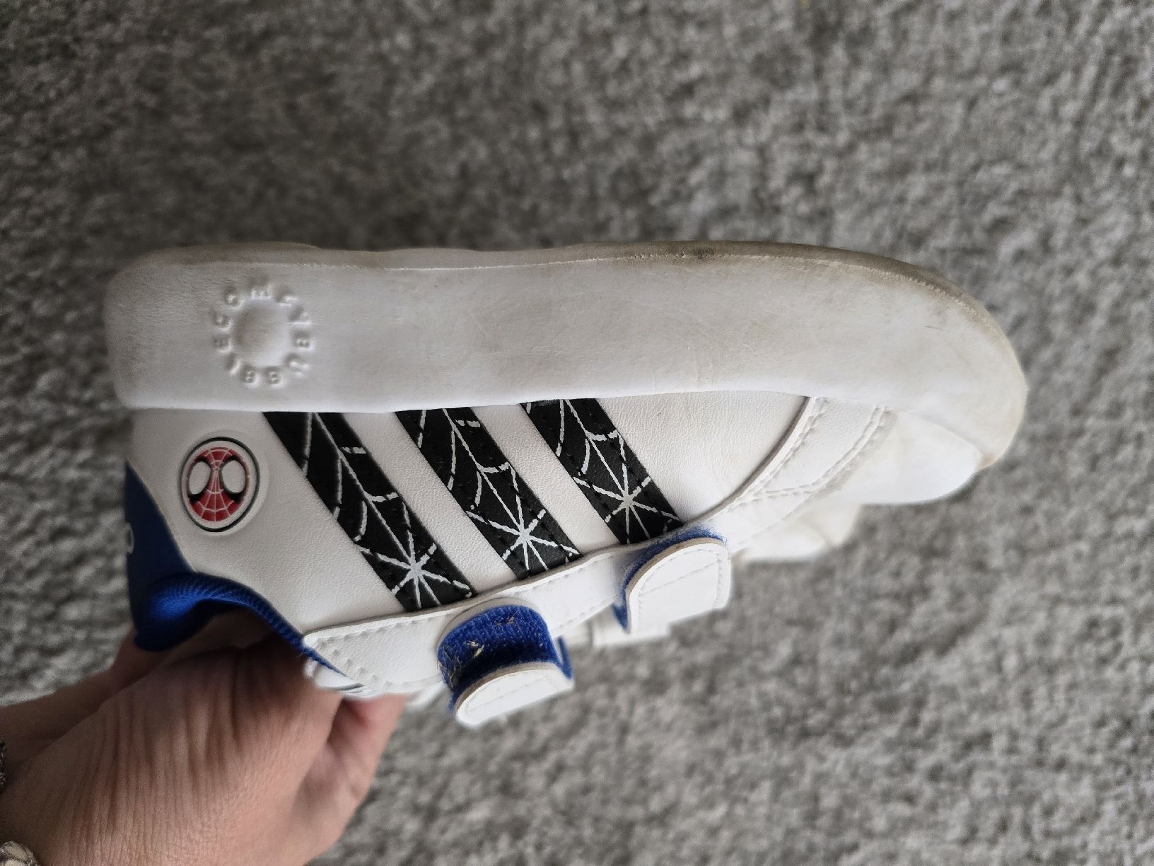 Adidas Scarpe per ragazzi: Kinder Turnschuhe Adidas Marvel Grösse 26 weiss  – Usato da Dietikon venduto da Kaska2020 1
