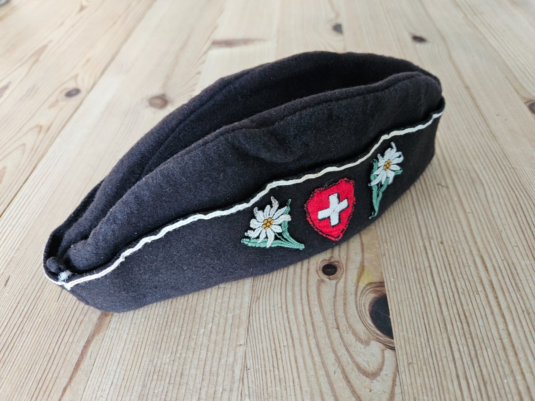 Copricapi, berretti & cappellini: Altes Sennenkäppi in Schiffliform – Usato da Untervaz venduto da FullFlap777