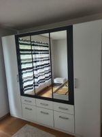 Kleiderschrank, Bett und Nachttische