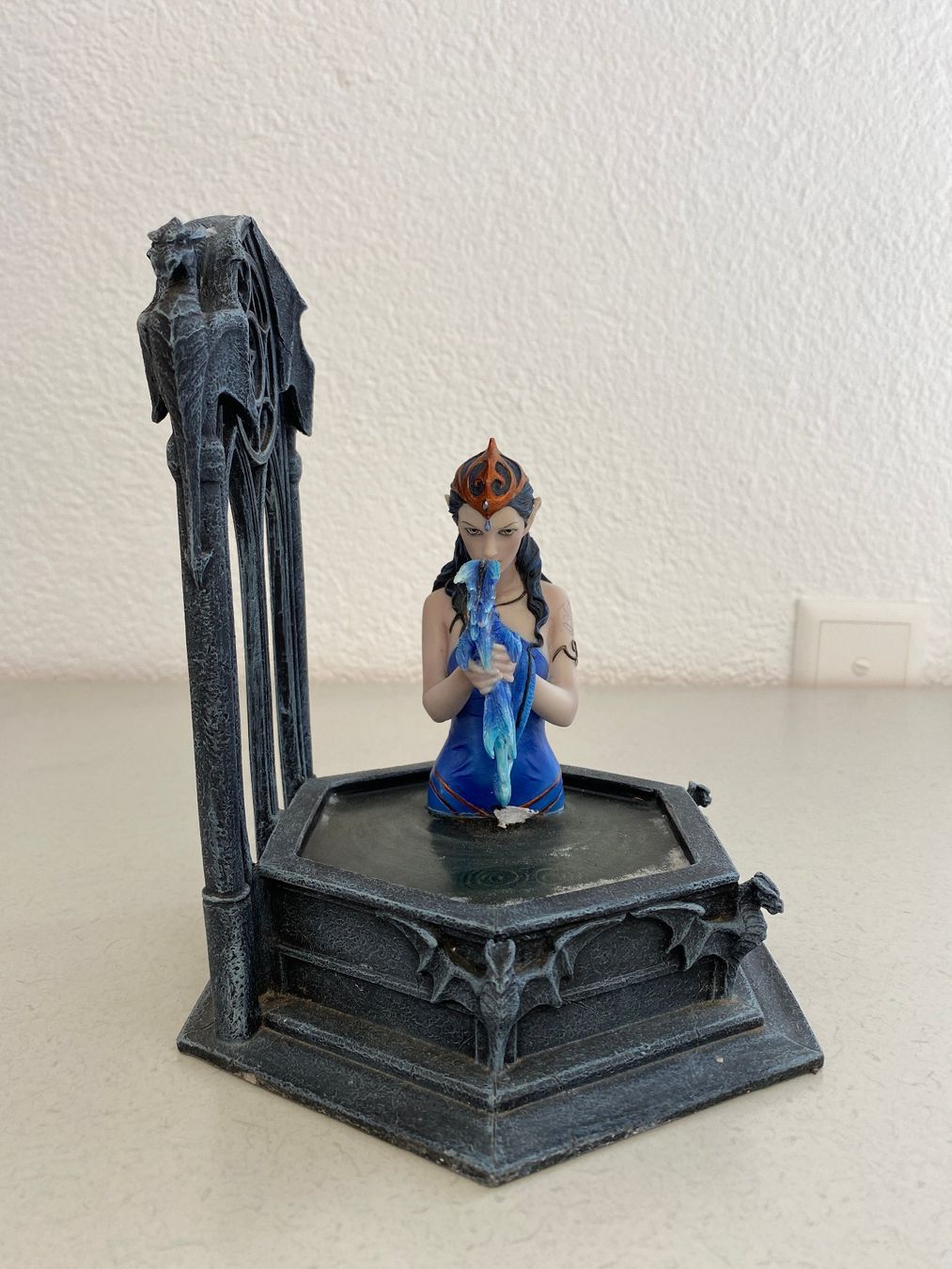 Statuette: Elfenfigur mit kleinem Drachen – Usato da Niederhelfenschwil venduto da Chleeblatt1938 1