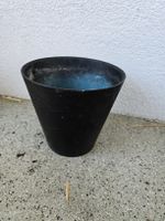 Schwarzer Übertopf / Vase