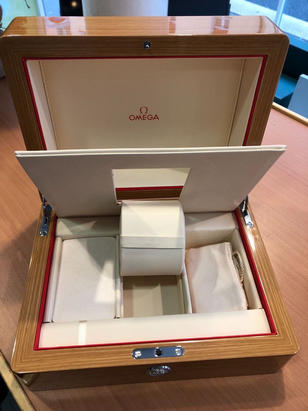 Omega Uhrenboxen: Original Omaga Box Holz – Neu und originalverpackt aus zürich von Michelbourquin 2