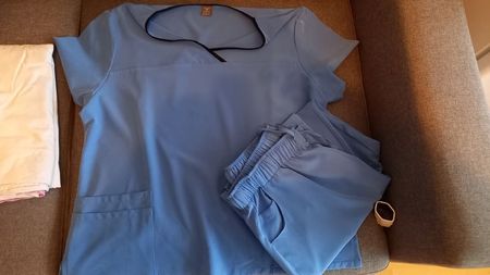 Vêtement d'infirmière/aide-soignante (haut et pantalon) en L