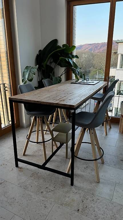 Set de table et chaises: Stylischer Hochtisch mit 4 passenden Stühlen – D'occasion à Zürich par simi214