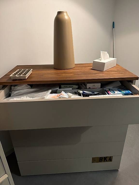 Cassettiere: Moderne Kommode mit Holzplatte  100 x 100 cm – Usato da Bülach venduto da EgiKrasniqi 1