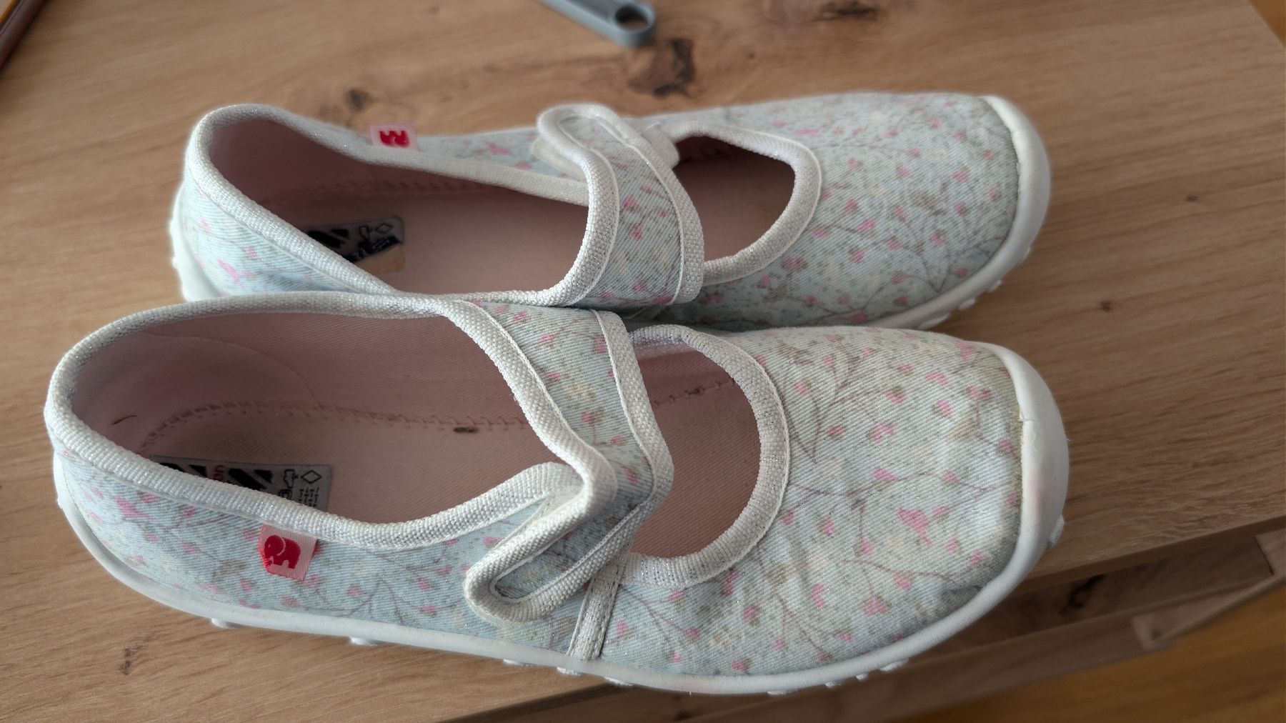 Schuhe für Mädchen: Mädchen Ballerinas mit Blumenmuster – Gebraucht aus St. Gallen von Tasu27