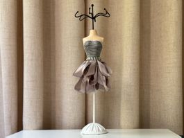 Porte-bijoux - Robe de cocktail gris taupe - Mannequin mini