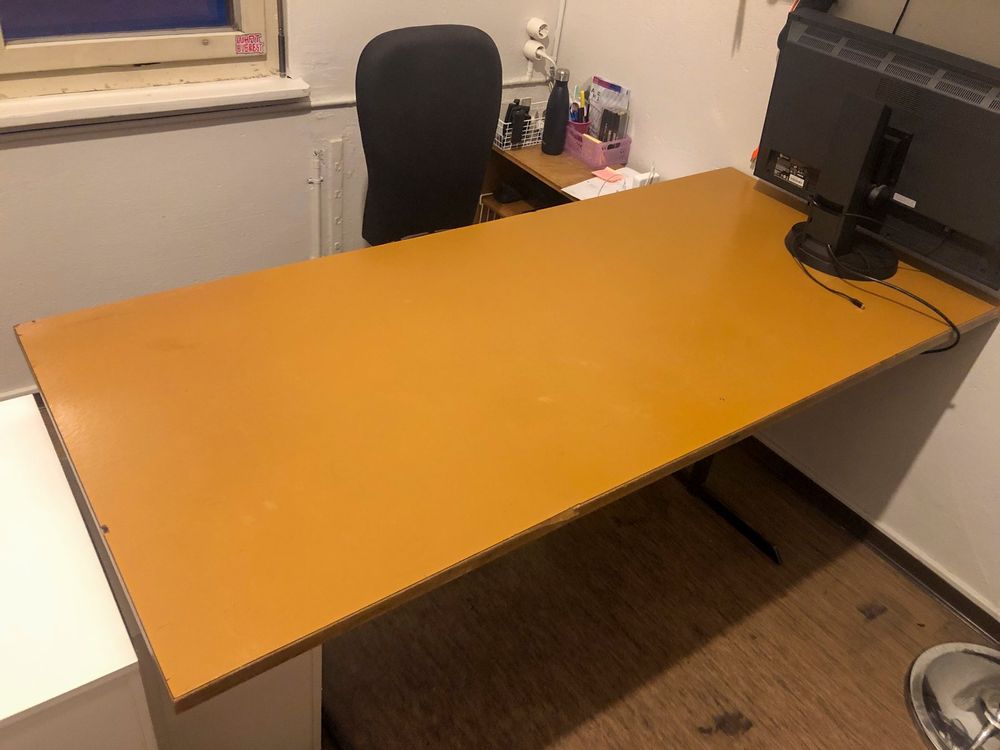 Scrivanie: Schreibtisch 180x80cm – Usato da Winterthur venduto da Ael_ 1