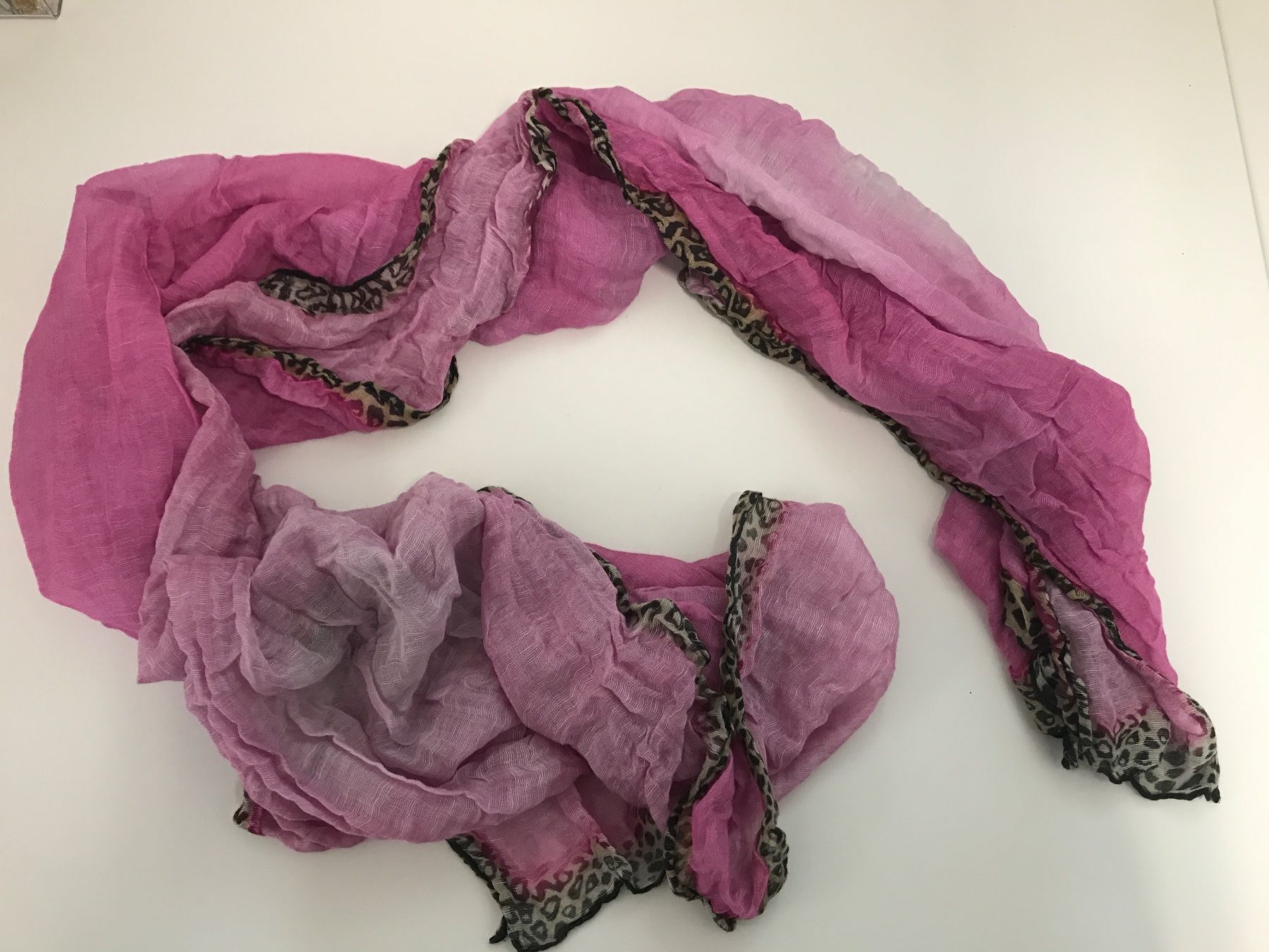 Foulard & Sciarpe: Foulard Pink mit Leomuster – Usato da St. Margrethen SG venduto da kellenbh 1