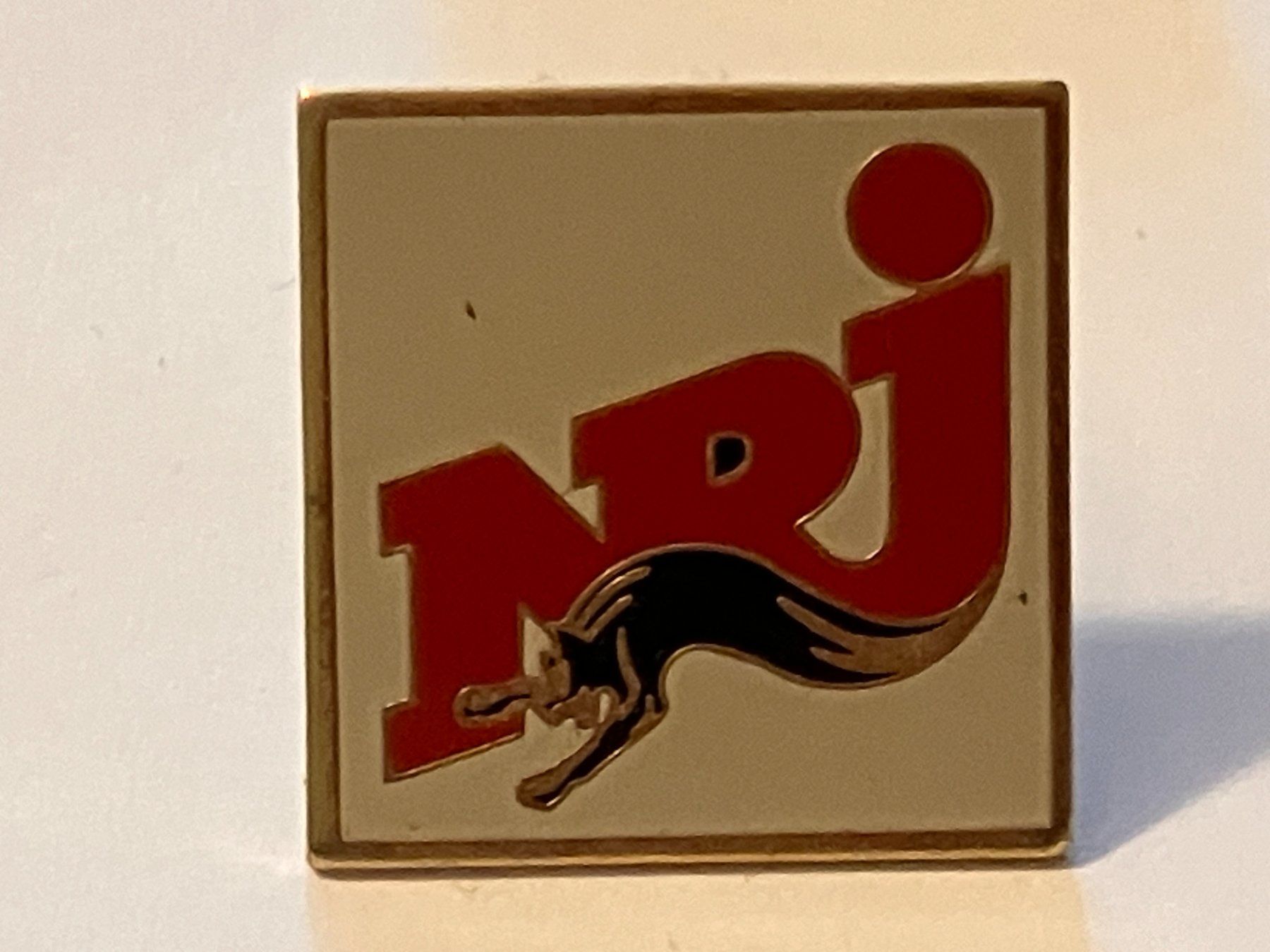 Placchette & Badge: 1 Pin NRJ – Usato da Basel venduto da djwwpp