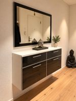 Edles Garderobenmöbel mit Spiegel zur Wandmontage 