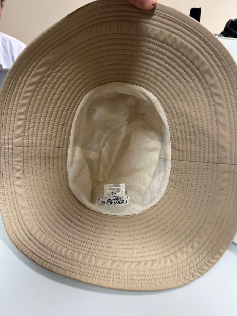 Hermès Copricapi, berretti & cappellini: Hermès Bucket Hat – Effortless Elegance – Usato da Luzern venduto da Antiquesonline 1