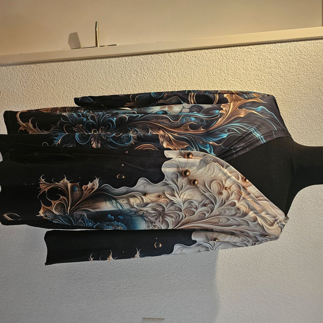 Jacken: Long Jacke  mit Schmuckstück Grösse 46 – Neu und originalverpackt aus wolfhalden von 46464646