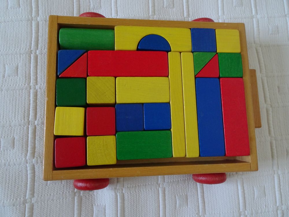 Jeux de construction: Holzwägeli mit Bauklötzli – D'occasion à Bünzen par margretsch