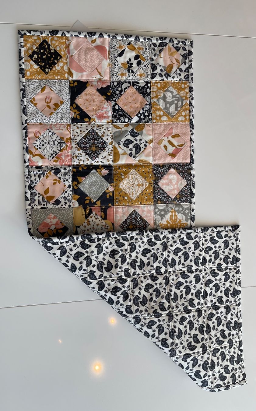 Stoffe: Chemin de table patchwork-Quilt fait main. – Neu (gemäss Beschreibung) aus La Chaux-de-Fonds von NathalieM07 1