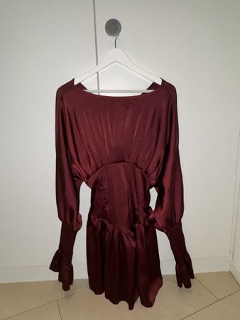 Robe satinée bordeaux manches longues style élégant