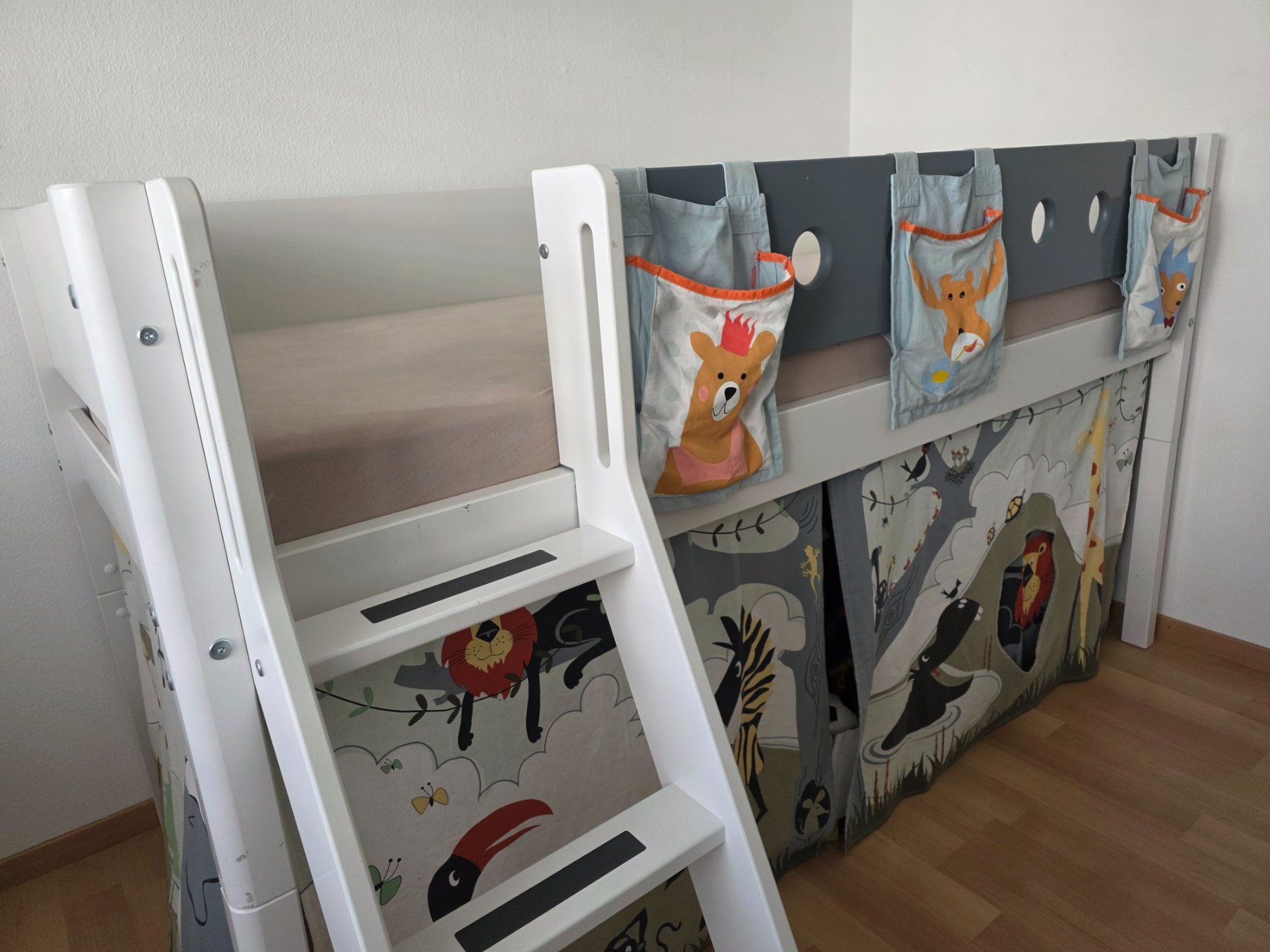 Flexa Letti: Flexa Halbhoch-Bett White mit Vorhänge und Matratze – Usato da Dietikon venduto da Antopo 1