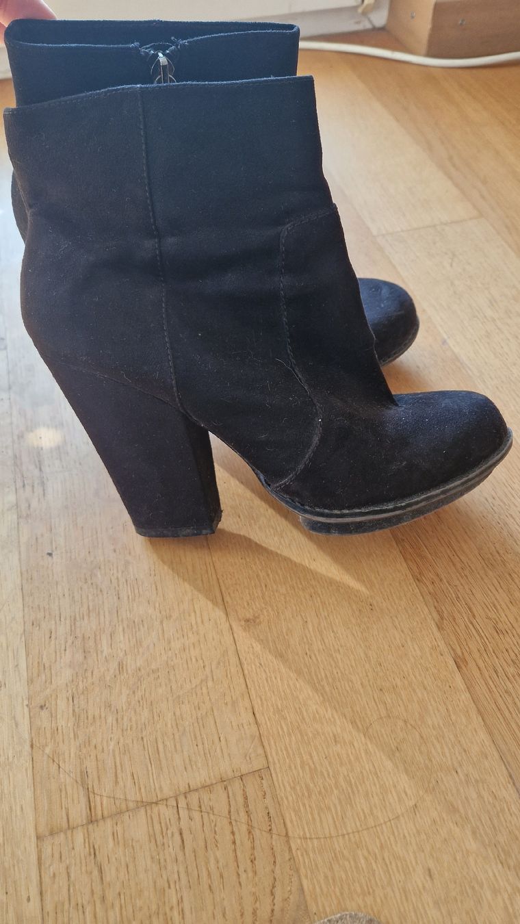 Damenschuhe: Schwarze Wildleder Stiefeletten mit Absatz Gr. 40 – Gebraucht aus Zürich von mis_2kxn 3