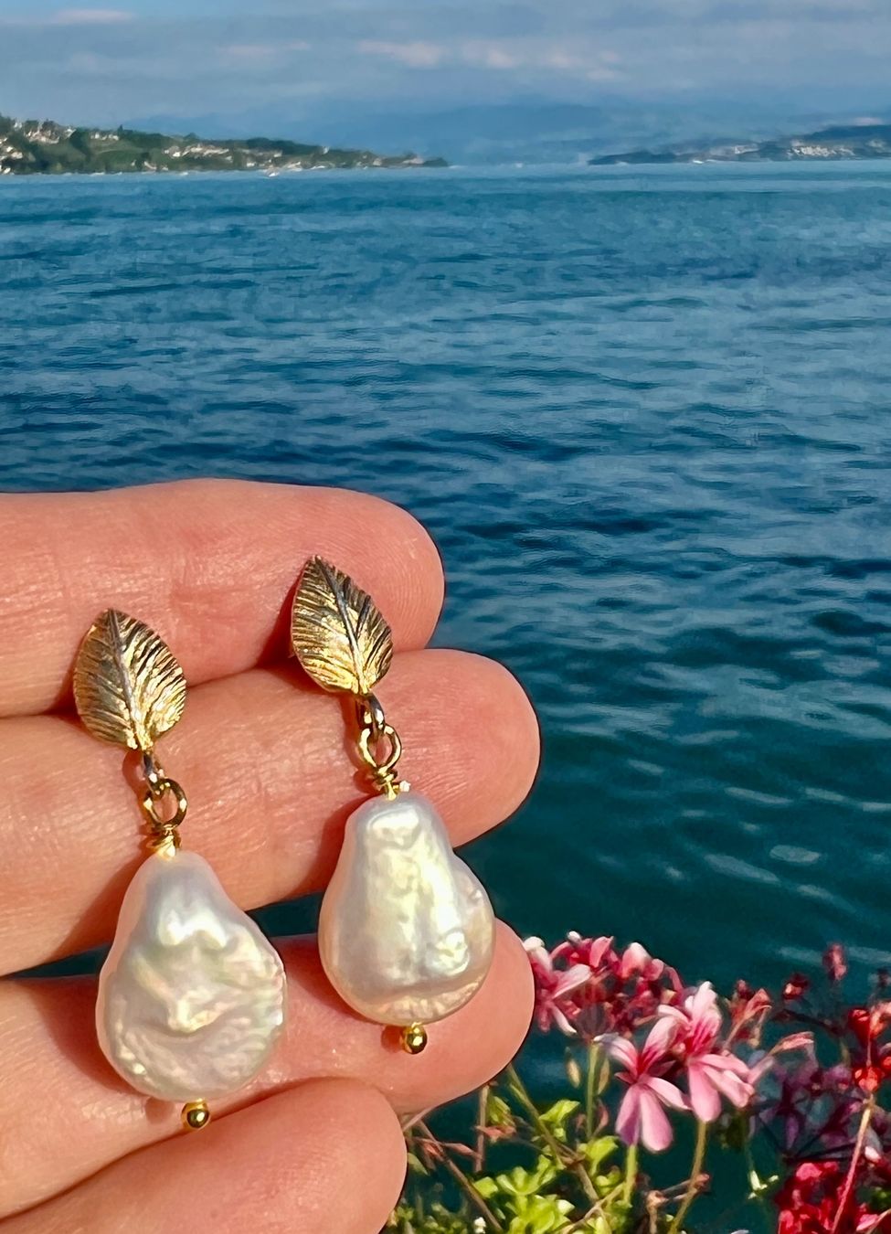 Orecchini pendenti & Orecchini a lobo: Keshi White Pearl Earrings - Gold Plated Silver – Nuovo e nell'imballaggio originale da Rüschlikon venduto da ThereseJewelryDesign