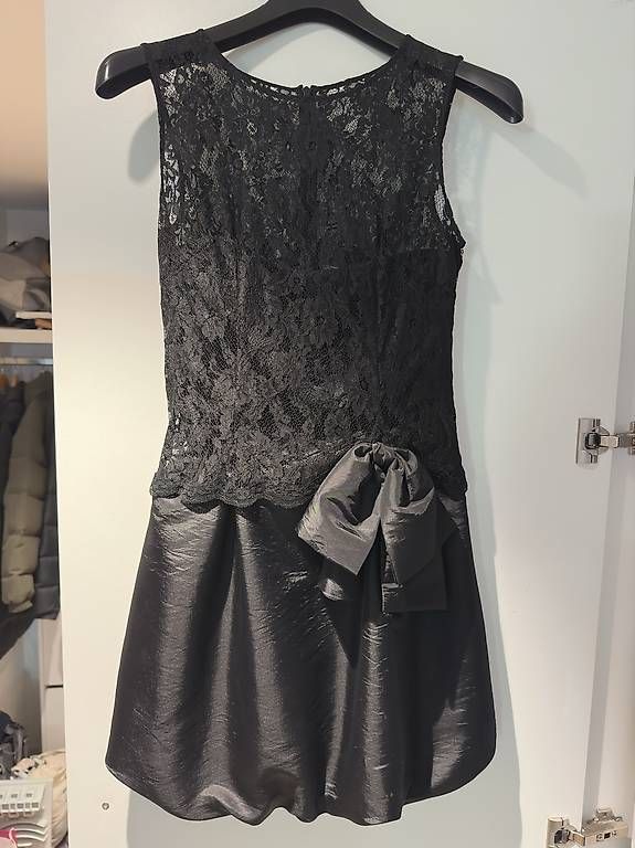 Kleider: SCHWARZES SPITZENKLEID MIT SCHLEIFE – Gebraucht aus Sirnach von ang_5vct
