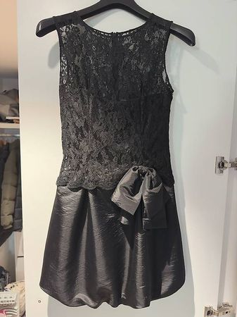 SCHWARZES SPITZENKLEID MIT SCHLEIFE