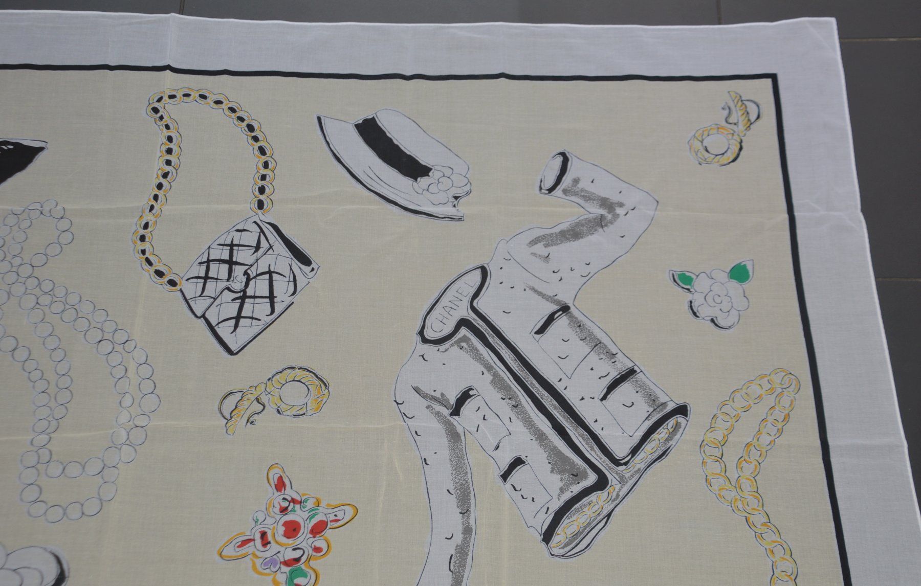 Chanel Foulard & Sciarpe: Schal Chanel châle – Usato da Collonges venduto da Auganien 3